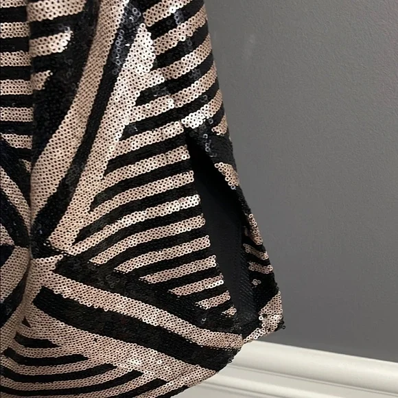 NWT, Krisa Sequin Geometric Black and Gold Top - Picture 5 of 6